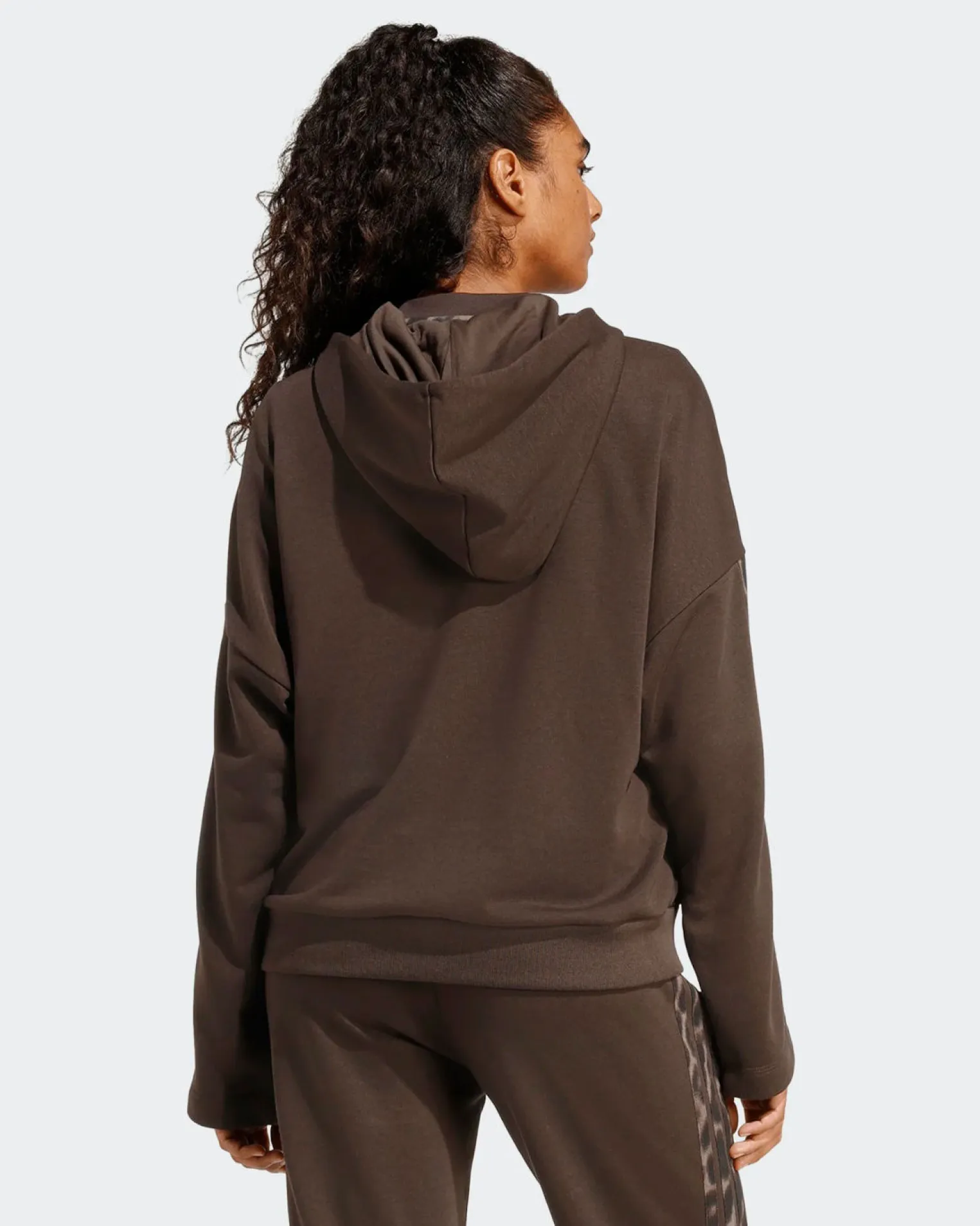 ADIDAS - FELPA CON CAPPUCCIO SEASONAL ESSENTIALS MARRONE CON DETTAGLI LEOPARDATI DA DONNA, KA4683