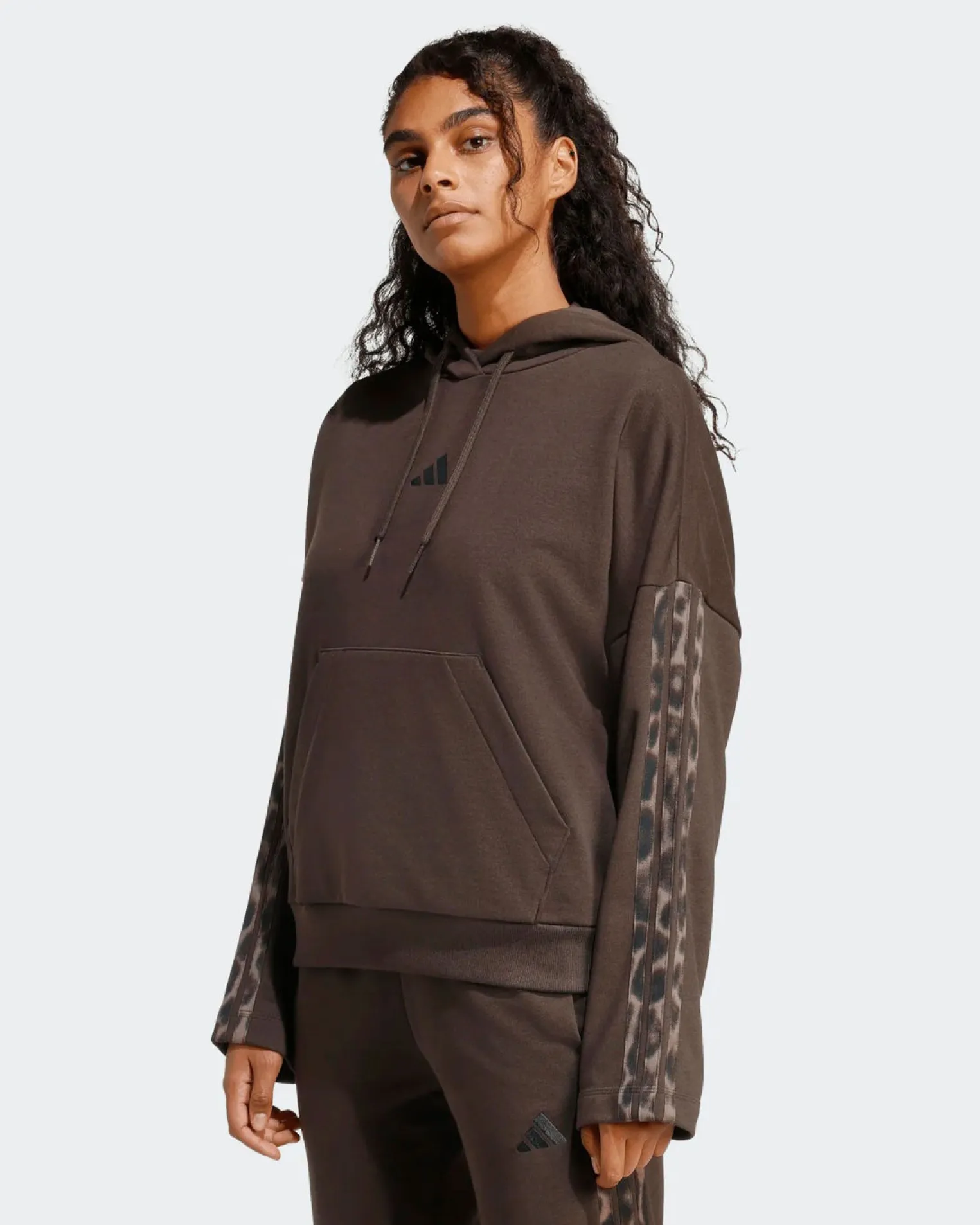 ADIDAS - FELPA CON CAPPUCCIO SEASONAL ESSENTIALS MARRONE CON DETTAGLI LEOPARDATI DA DONNA, KA4683
