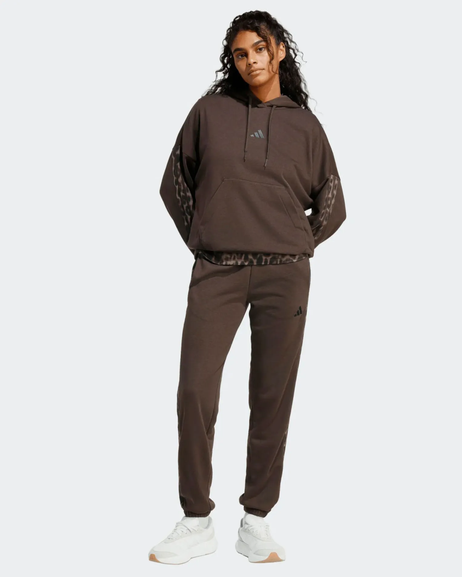 ADIDAS - FELPA CON CAPPUCCIO SEASONAL ESSENTIALS MARRONE CON DETTAGLI LEOPARDATI DA DONNA, KA4683