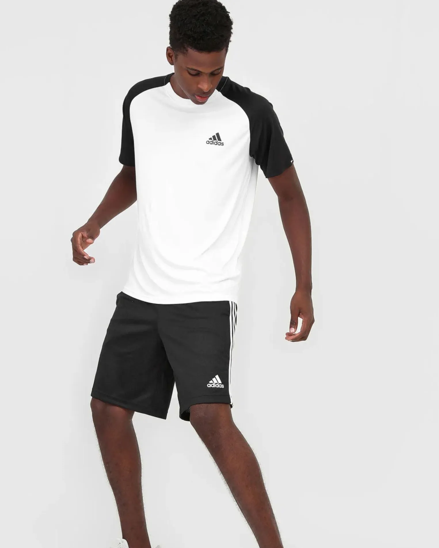ADIDAS - PANTALONCINO UOMO NERO CON BANDE BIANCHE AEROREADY THREE STRIPES MESH - GL3412