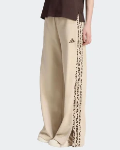 ADIDAS - PANTALONE SEASONAL ESSENTIALS ANIMAL PRINT 3-STRIPES BEIGE CON DETTAGLI LEOPARDATI DA DONNA,  KH1543