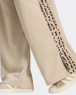 ADIDAS - PANTALONE SEASONAL ESSENTIALS ANIMAL PRINT 3-STRIPES BEIGE CON DETTAGLI LEOPARDATI DA DONNA,  KH1543