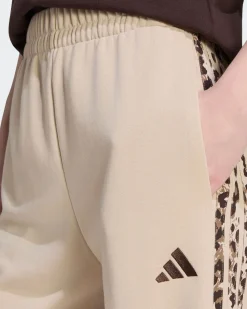 ADIDAS - PANTALONE SEASONAL ESSENTIALS ANIMAL PRINT 3-STRIPES BEIGE CON DETTAGLI LEOPARDATI DA DONNA,  KH1543