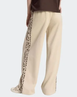 ADIDAS - PANTALONE SEASONAL ESSENTIALS ANIMAL PRINT 3-STRIPES BEIGE CON DETTAGLI LEOPARDATI DA DONNA,  KH1543