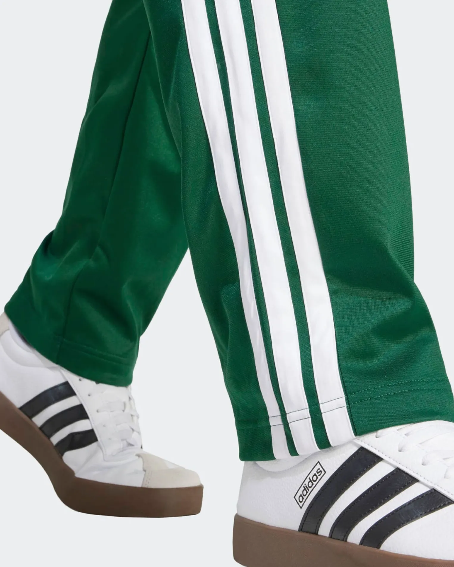 ADIDAS - PANTALONE VERDE PER ALLENAMENTO DA UOMO 3 STRISCE IN ACETATO - JI8806