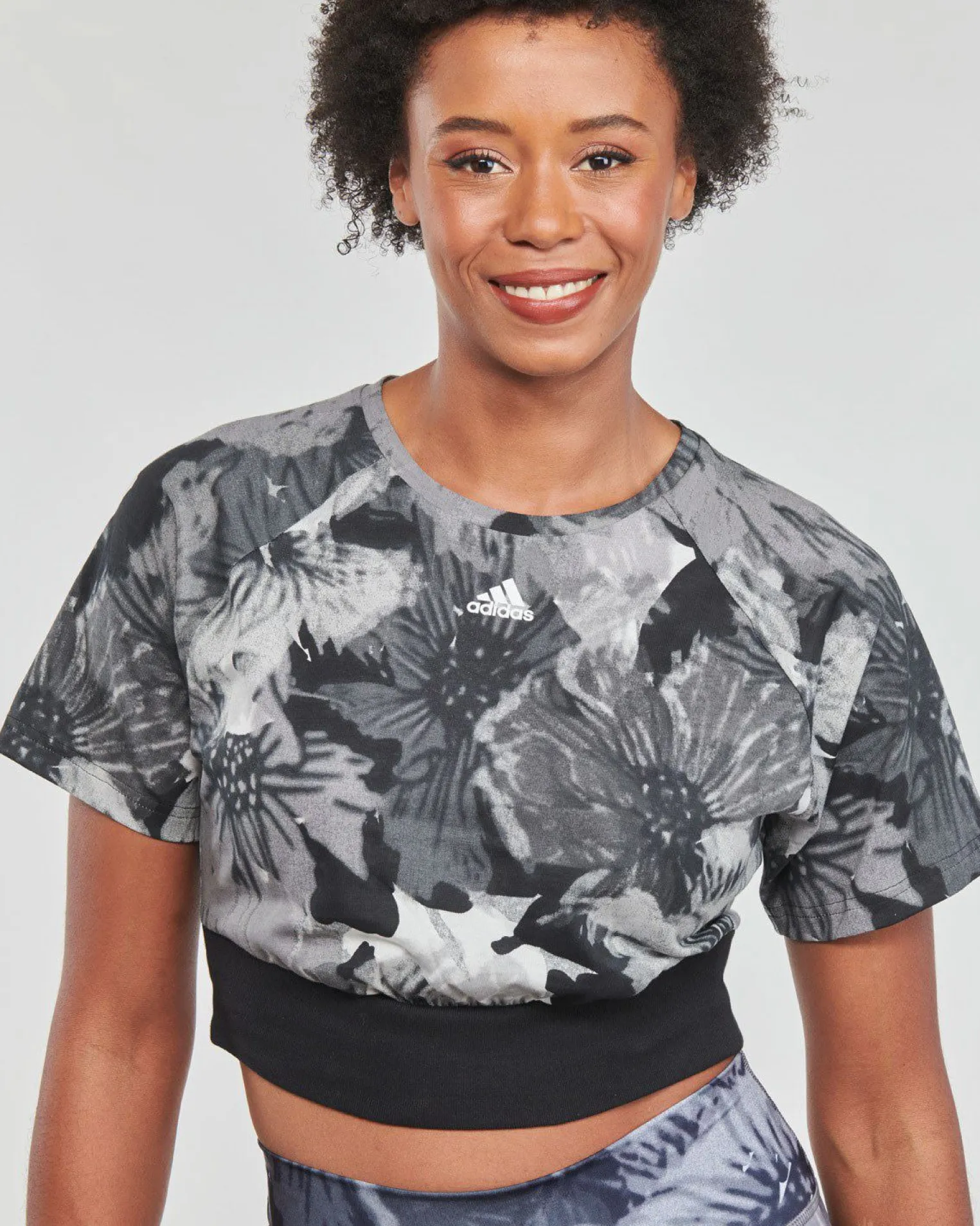 ADIDAS - T-shirt Cropped Allover Print - HP0781