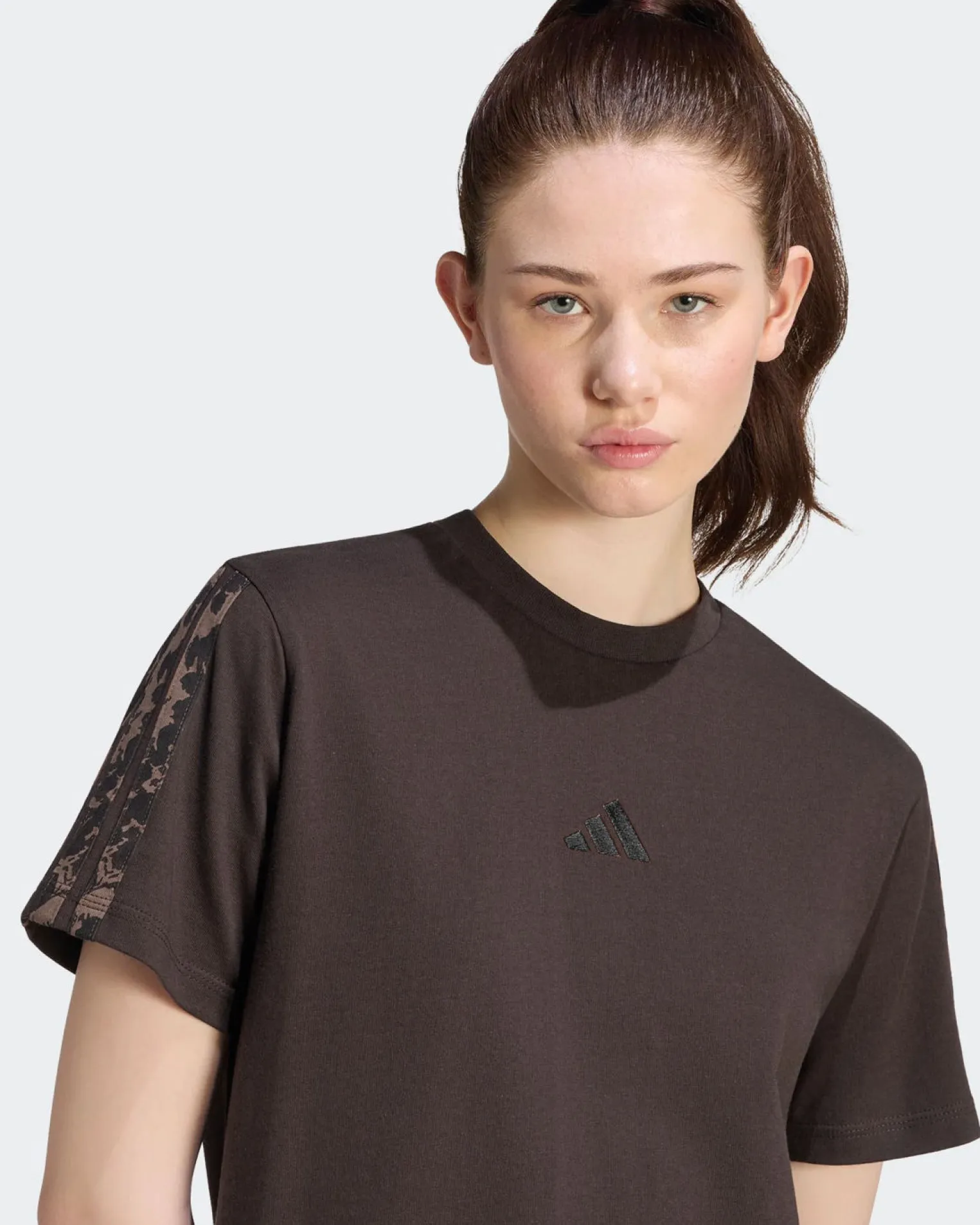 ADIDAS - T-SHIRT MEZZA MANICA AOP 3S SJ TEE MARRONE CON DETTAGLI LEOPARDATI DA DONNA, KV9298