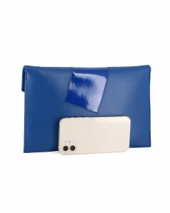ANNES NICOLE - Pochette blu oltremare con inserto in vernice sulla patta, MADE IN ITALY