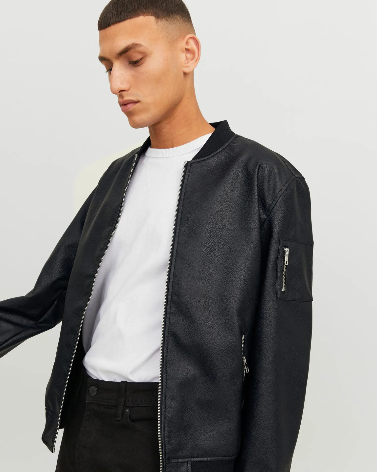 JACK&JONES - GIUBBINO BOMBER IN SIMILPELLE DA UOMO CON VITA ELASTICIZZATA