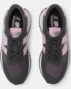 NEW BALANCE - Sneakers da donna nera con logo rosa - 237