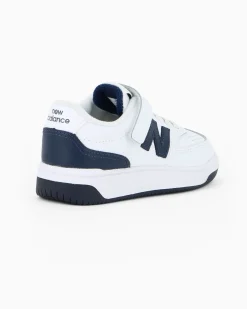 NEW BALANCE -  SNEAKERS KIDS LIFESTYLE BIANCHE CON DETTAGLI BLU DAL 28 AL 35, P0806RV