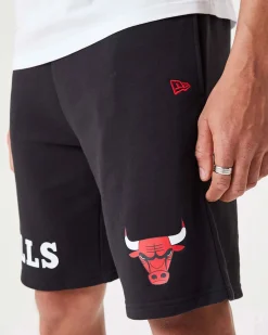 NEW ERA - Pantalone corto oversize fit da uomo nero con logo Chicago Bulls