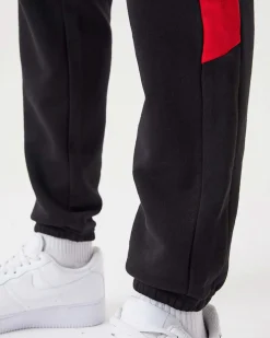 NEW ERA - Pantalone tuta da uomo nero con bande laterali rosse e logo Chicago Bulls