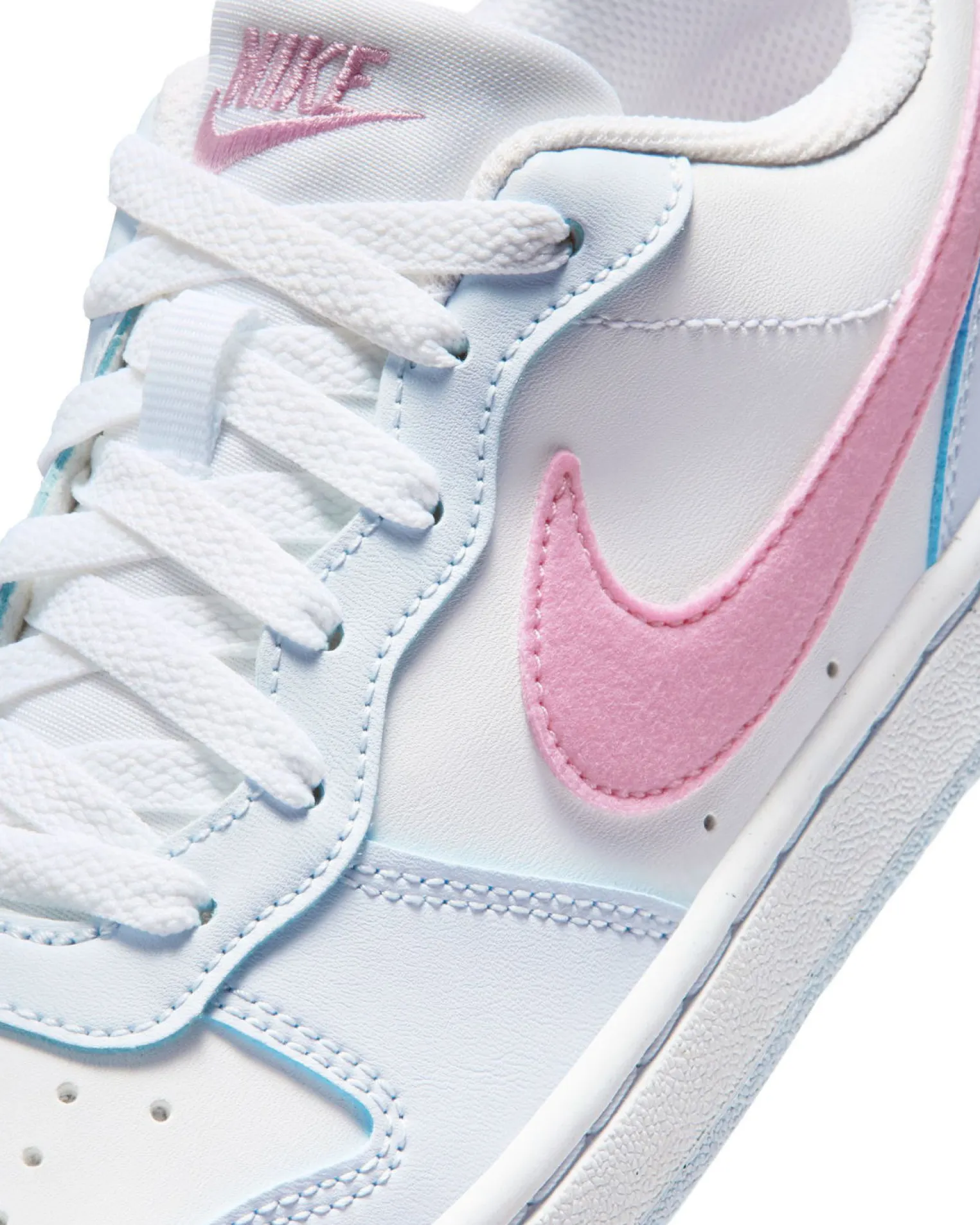 NIKE - SNEAKERS JUNIOR COURT BOROUGH LOW ESSENTIAL+ GS BIANCA, CELESTE E ROSA, DAL 36 AL 40, IQ2725/101