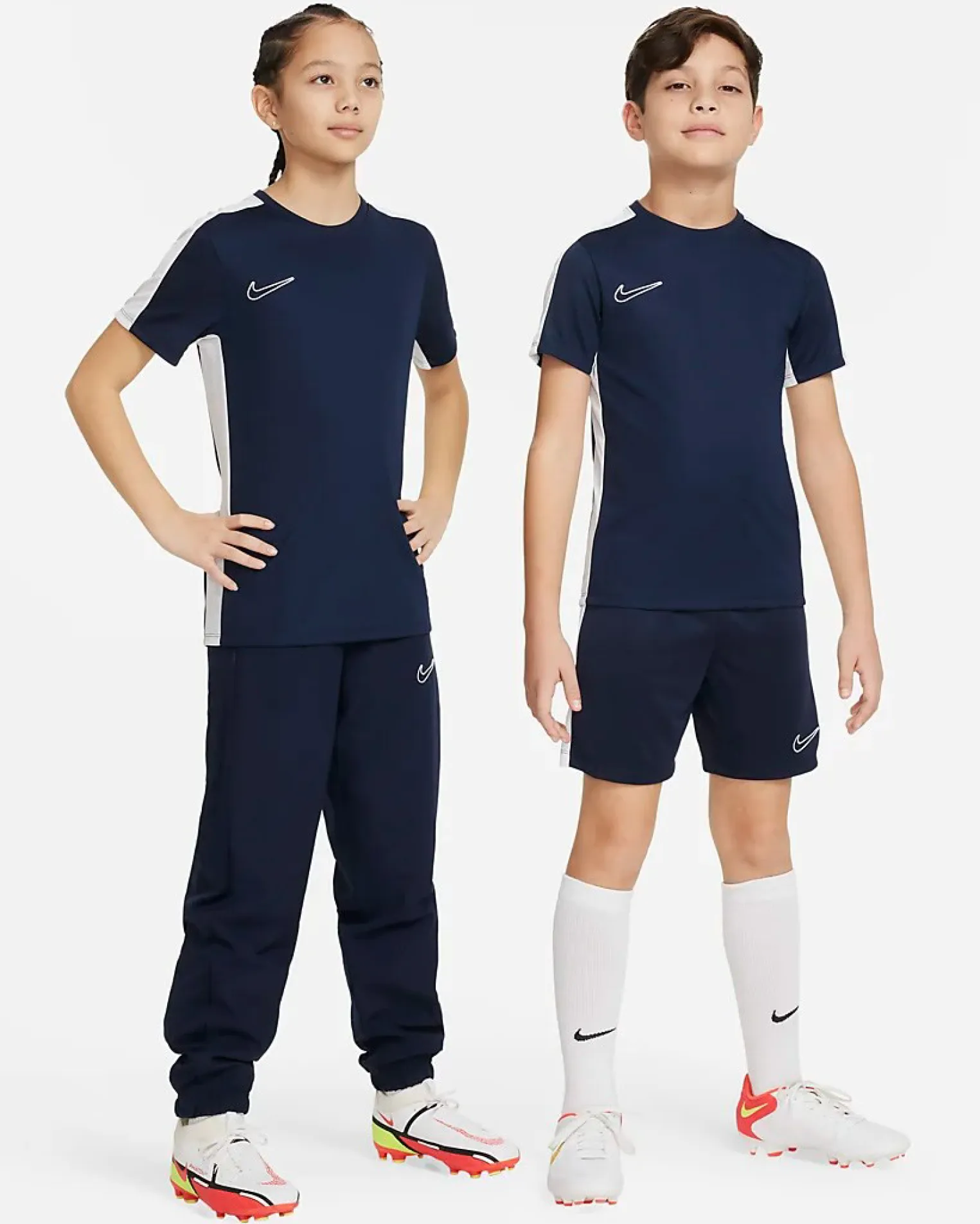 NIKE - T shirt da bambino blu con bande laterali e logo bianco