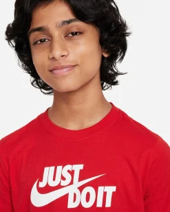 NIKE - T shirt da bambino rossa con logo bianco