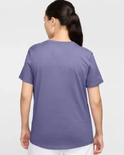 NIKE – T- SHIRT DA DONNA SPORTSWEAR ESSENTIALS VIOLA – DX7906/527