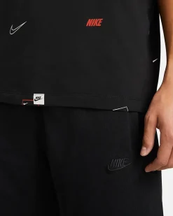 NIKE - T shirt girocollo nera in cotone con loghi colorati