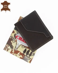 Portafoglio uomo marrone con incisione logo frontale, in VERA PELLE - CHARRO